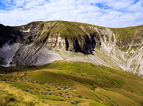 La testata della Val di Panico crivellata di doline con i suoi circhi glaciali racchiusi dalla cresta del Monte Bove.