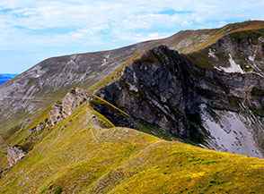 Forca della Cervara, lungo la cresta che collega pizzo Berro con il Bove Sud (sullo sfondo).