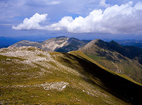 Da Pizzo Berro vista verso nord, dove scorgiamo sotto le bianche nuvole (da sx): Monte Rotondo, Pizzo Tre Vescovi e Monte Acuto.