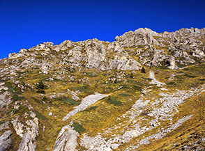 Primi contrafforti rocciosi che s&rsquo;incontrano risalendo il Versante Sud di Pizzo Cefalone.