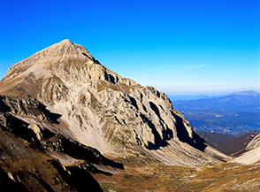 Dalla Cresta Est del Pizzo Cefalone vista sul versante orientale del Pizzo d&rsquo;Intermesoli dove si distinguono, tagliati dalla luce, i famosi pilastri.
