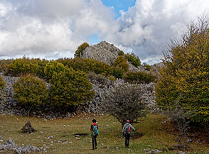 In vista della cuspide rocciosa di Cozzo Cerasa.