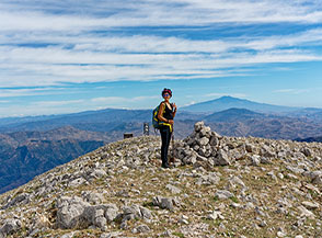 In cima a Monte Ferro, all&rsquo;orizzonte si erge l&rsquo;Etna.
