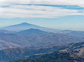 L&rsquo;Etna visto dal Pizzo di Zottafonda, sotto di noi il paese di Geraci Siculo.