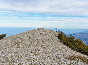 Il crinale di roccette che conduce al Pizzo Costio.
