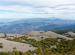 Vista ad oriente dalla cima di Pizzo Costio, all&rsquo;orizzonte si scorge l&rsquo;Etna.
