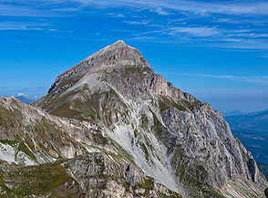 Il Pizzo d&rsquo;Intermesoli visto dall&rsquo;Alta Val Maone.
