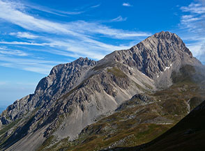 Vista sul Corno Piccolo ed il Corno Grande (Vetta Occidentale) dall&rsquo;Alta Val Maone; il crestone al centro &egrave; il Primo Scrimone.