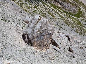 L&rsquo;immenso masso di frana che s&rsquo;incontra alle pendici della Parete Est del Cafalone.