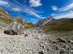 Vista sul Corno Grande dall&rsquo;amena conca alle pendici della Parete Est del Cefalone.