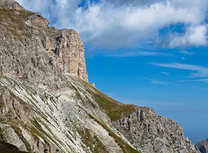 Vista sul Duomo: un possente baluardo roccioso che si alza sul Versante Sud-Est del Pizzo d&rsquo;Intermesoli.