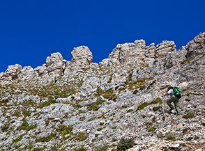 In salita sulla Cresta Sud del Pizzo d&rsquo;Intermesoli all&rsquo;approssimarsi della prima fascia di rocce.