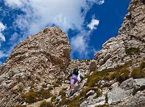 Superamento della prima fascia di rocce sulla Cresta Sud del Pizzo d&rsquo;Intermesoli.