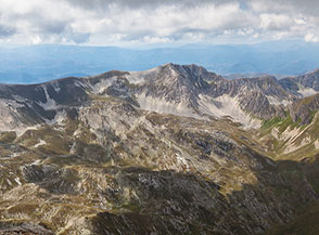 Panorama sull&rsquo;immenso anfiteatro alla testata della Valle Venacquaro, sullo sfondo al centro Cima delle Malecoste.