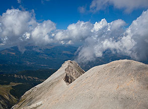 La cresta detritica che conduce alla Vetta Settentrionale d&rsquo;Intermesoli.