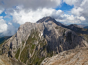 Il massiccio centrale del Gran Sasso (Corno Piccolo e Corno Grande) visto dal Pizzo d&rsquo;Intermesoli, in verde il Vallone dei Ginepri.