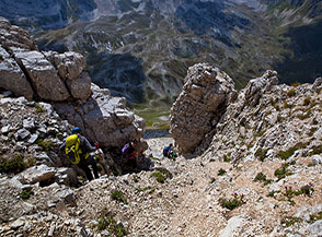In discesa lungo la Cresta Sud del Pizzo d&rsquo;Intermesoli nel passaggio pi&ugrave; delicato sui 2550m.