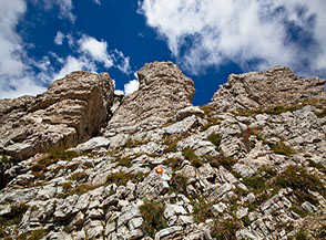 Scorcio sulle guglie rocciose che interrompono la Cresta Sud del Pizzo d&rsquo;Intermesoli.