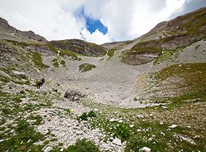 Il piccolo circo alla testata della Val Maone, da dove sulla sx si guadagna il Passo della Portella.
