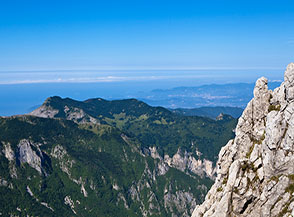 Vista verso ovest (Valle di Vinca) salendo lungo la Via Normale al Pizzo d&rsquo;Uccello.