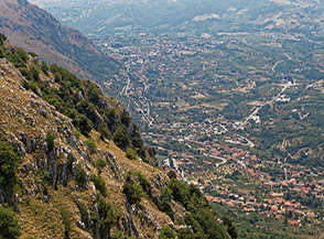 Aspre scarpate fanno da cornice ai rossi tetti di Vitulano.