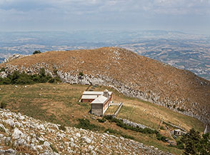 La Chiesa di San Menna eremita che s&rsquo;incontra lungo la Cresta Nord-Est del Monte Pentime.