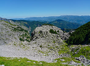 Da Foce del Puntone vista sulla Borra Canala: una valle/canalone segnata da un marcato carsismo.