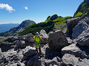 Tra massi di frana sul fianco della Borra Canala.