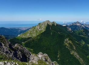 Il Monte Corchia e l&rsquo;Altissimo (estrema dx) dalla cresta sommitale di Pizzo delle Saette.