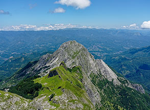 Vista verso est da Pania della Croce: sotto di noi la verde cresta dell&rsquo;Omo Morto, e pi&ugrave; oltre la rocciosa Pania Secca.