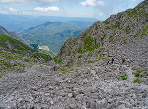 Nel detritico Vallone dell&rsquo;Inferno alla Pania della Croce.