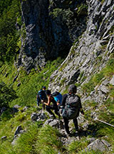 La cengia attrezzata lungo cui si raggiunge la Grotta del Pastore alla Pania Secca.