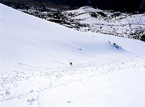 Scialpinista risale sul fondo il Canale Mascep&agrave;.