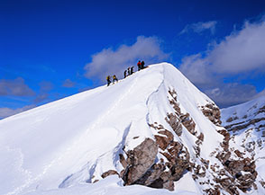 Scialpinisti sull&rsquo;acuminata cima del Pizzo di Camarda.
