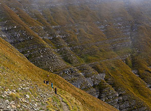 Scorcio sul vasto Versante Sud del Pizzo di Sevo attraversato dal Tracciolino di Annibale.