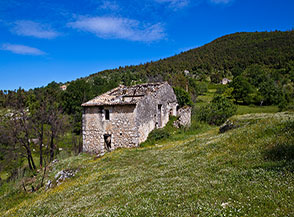 Casolare abbandonato al centro del suggestivo alpeggio di le Iannole o Case Iannole.