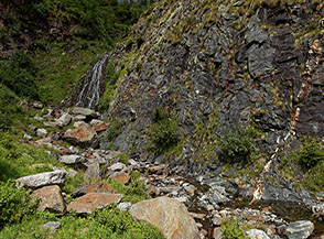 L&rsquo;incassato e suggestivo fosso del Rio Castello che il sentiero attraversa superata l&rsquo;Alpe Cedo.