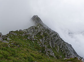 Pizzo Nona tra le nubi visto da Pizzo Ragno.