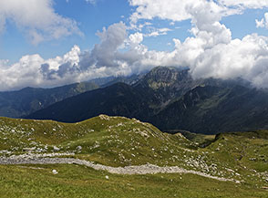 Vista verso la Valle Loana lungo la discesa dal Pizzo Ragno.