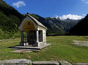 La graziosa edicola sui prati di Fondo li Gabbi in Alta Valle Loana.