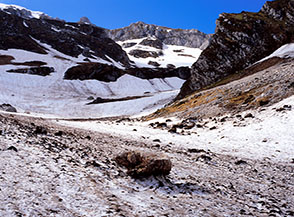 Sul fondo del Vallone segnato da alcune frane.