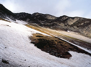Il vasto conoide alla base del Canale Nord-Est del Pizzo San Gabriele.