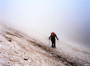 Avvolti dalle nuvole all&rsquo;imbocco del Canale Nord-Est del Pizzo San Gabriele.