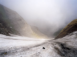 Le nuvole che lo avvolgono sembrano far perdere nel nulla il Canale Nord-Est del Pizzo San Gabriele.