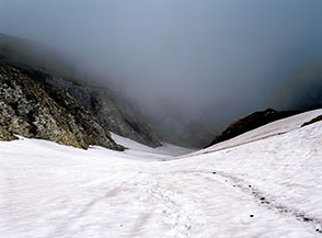 L&rsquo;oscurit&agrave; inghiotte la ripida lingua di neve del Canale Nord-Est del Pizzo San Gabriele.