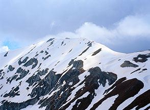 La cima e lo scosceso Versante Nord del Monte Brancastello.