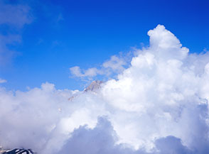 Nella ressa di nuvole si scopre per un attimo la Vetta Occidentale del Corno Grande.