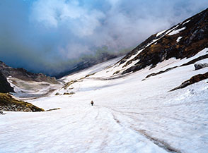 Sui ripidi pendii che calando sul fondo del Vallone.