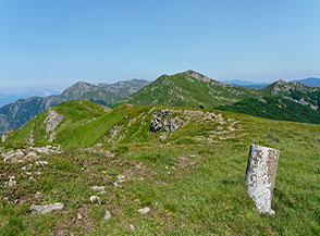 Sulla cima di Poggio alle Porche guardando verso Alpe Tre Potenze.
