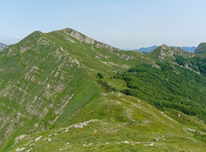 Affaccio sul valico del Posto dei Mori lungo la cresta per l&rsquo;Alpe Tre Potenze (sullo sfondo).